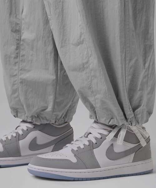 JORDAN BRAND(ジョーダンブランド)の「ジョーダン フライト ウィメンズ クロップド パラシュート パンツ / Jordan Flight Women's Cropped Parachute Pants IW1306-012 Wolf Grey(カーゴパンツ・レディース・グレー・L/XS/XL/S/M)」の11枚目の写真