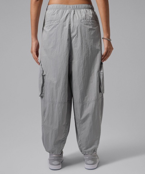 JORDAN BRAND(ジョーダンブランド)の「ジョーダン フライト ウィメンズ クロップド パラシュート パンツ / Jordan Flight Women's Cropped Parachute Pants IW1306-012 Wolf Grey(カーゴパンツ・レディース・グレー・L/XS/XL/S/M)」の2枚目の写真