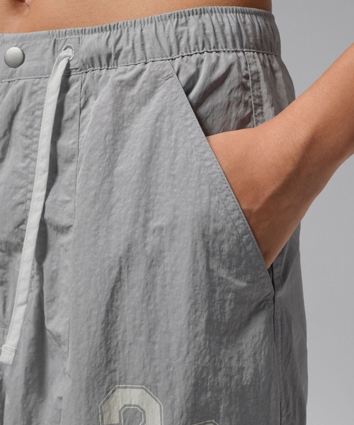 JORDAN BRAND(ジョーダンブランド)の「ジョーダン フライト ウィメンズ クロップド パラシュート パンツ / Jordan Flight Women's Cropped Parachute Pants IW1306-012 Wolf Grey(カーゴパンツ・レディース・グレー・L/XS/XL/S/M)」の3枚目の写真