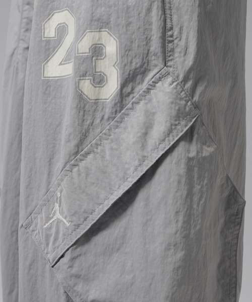 JORDAN BRAND(ジョーダンブランド)の「ジョーダン フライト ウィメンズ クロップド パラシュート パンツ / Jordan Flight Women's Cropped Parachute Pants IW1306-012 Wolf Grey(カーゴパンツ・レディース・グレー・L/XS/XL/S/M)」の4枚目の写真
