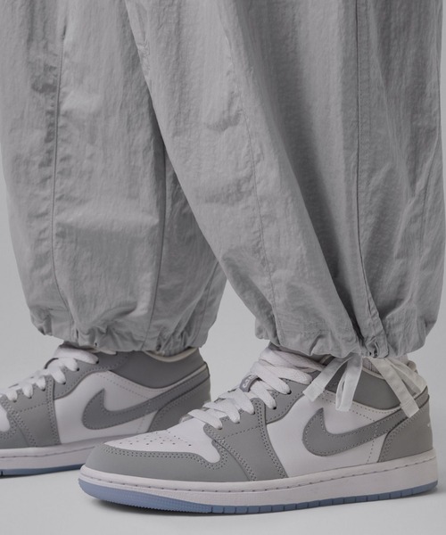 JORDAN BRAND(ジョーダンブランド)の「ジョーダン フライト ウィメンズ クロップド パラシュート パンツ / Jordan Flight Women's Cropped Parachute Pants IW1306-012 Wolf Grey(カーゴパンツ・レディース・グレー・L/XS/XL/S/M)」の5枚目の写真