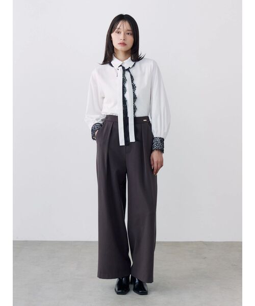 TONAL(トーナル)の「レーストリムボウタイシャツ(シャツ/ブラウス・レディース・ネイビー/オフホワイト/グレー・MEDIUM)」の8枚目の写真