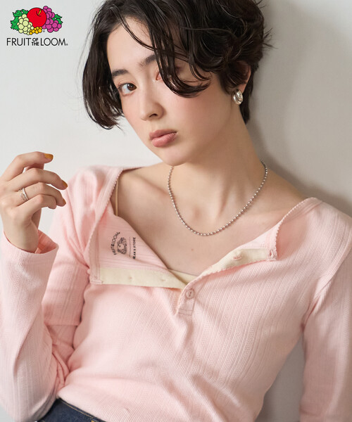 FREAK'S STORE(フリークスストア)の「FRUIT OF THE LOOM×FREAK'S STORE/フルーツオブザルーム 別注 アイレットフライス ヘンリーネックロンT(Tシャツ/カットソー・レディース・オフホワイト/ピンク/ライトグレー/ブラック・フリ-)」の1枚目の写真