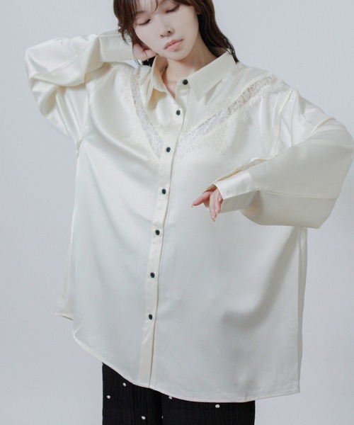 Social GIRL(ソーシャルガール)の「レース トリム サテンシャツ オーバーサイズシャツ 長袖(シャツ/ブラウス・レディース・アイボリー/ブラック・M)」の3枚目の写真