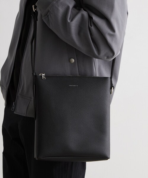 THE SHOP TK (ザ ショップ ティーケー )の「【タブレット収納可】1枚合皮 ショルダーバック(ショルダーバッグ・メンズ・グレー/ブラック・00)」の2枚目の写真