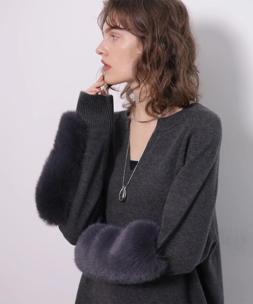 CADUNE(カデュネ)の「ファー付きミニニットワンピース(ワンピース・レディース・チャコールグレー/レッド/ネイビー/ベージュ・38/36)」の15枚目の写真