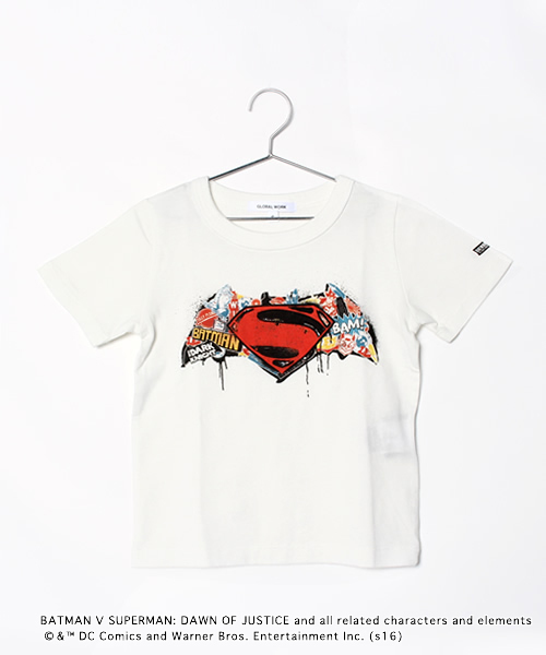 GLOBAL WORK(グローバルワーク)の「【キッズ】バットマンvsスーパーマンKids/714666(Tシャツ/カットソー・キッズ・ホワイト・X-LARGE/SMALL/LARGE/MEDIUM)」の1枚目の写真