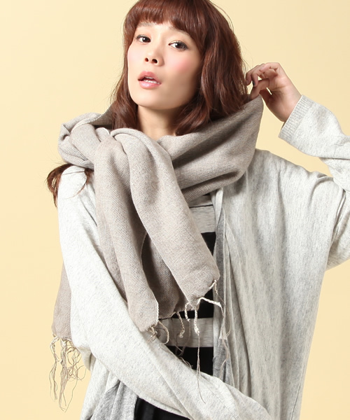 alcali（アルカリ）の「厚手シャンブレー大判ストール（ストール/ショール・レディース・グレー/チャコール/グレイッシュベージュ/カーキ/オレンジ・FREE）」の4枚目の写真