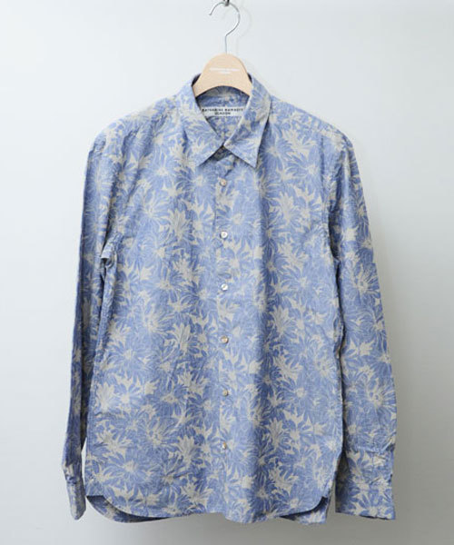KATHARINE HAMNETT LONDON （キャサリンハムネットロンドン）の「FLOWER PRINT / フラワープリントシャツ（シャツ/ブラウス・メンズ・ブルー/ピンク/ストライプ・MEDIUM/LARGE/AL）」の2枚目の写真