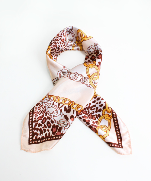 Grandeir（グランディール）の「小判 正方形 スカーフ（バンダナ/スカーフ・レディース・ベージュ/ネイビー/ホワイト系その他/ブラック系その他/ブラウン系その他/ベージュ系その他/ブルー系その他/ピンク系その他・M）」の5枚目の写真