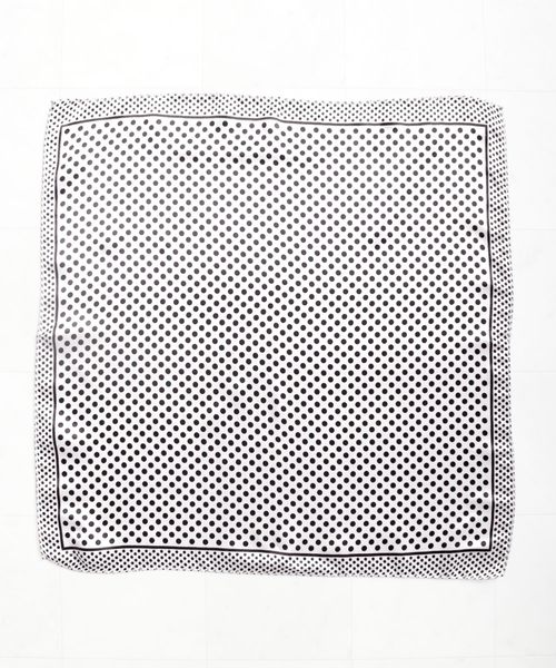 Grandeir（グランディール）の「小判 正方形 スカーフ（バンダナ/スカーフ・レディース・ベージュ/ネイビー/ホワイト系その他/ブラック系その他/ブラウン系その他/ベージュ系その他/ブルー系その他/ピンク系その他・M）」の11枚目の写真