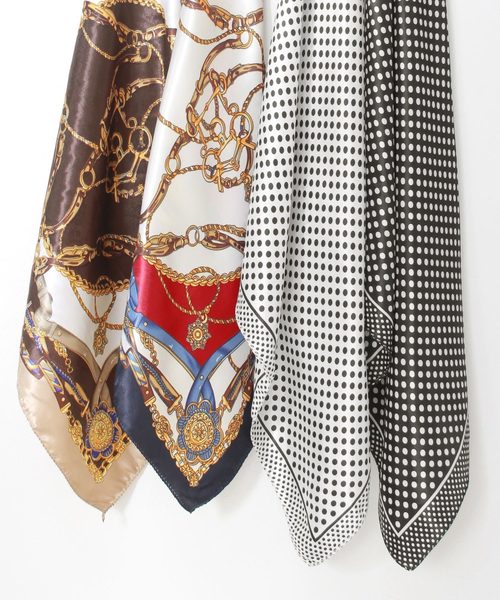 Grandeir（グランディール）の「小判 正方形 スカーフ（バンダナ/スカーフ・レディース・ベージュ/ネイビー/ホワイト系その他/ブラック系その他/ブラウン系その他/ベージュ系その他/ブルー系その他/ピンク系その他・M）」の12枚目の写真