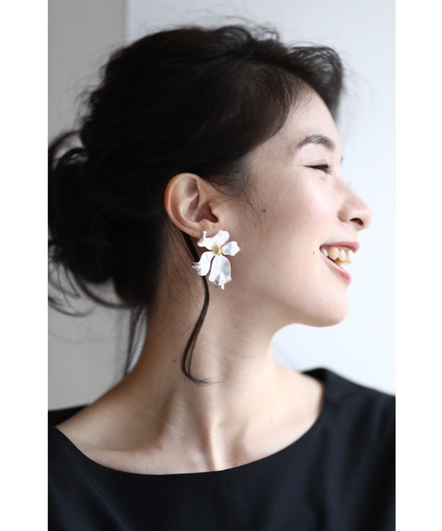 cawaii(カワイイ)の「存在感ある大ぶりシルバーの花ピアス(ピアス(両耳用))」|シルバー系その他2