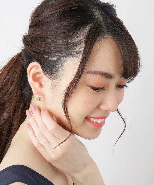 COCOSHNIK(ココシュニック)の「K10ウェーブライン フープピアス 小(ピアス(両耳用)・レディース・ホワイト系その他7・00)」の6枚目の写真