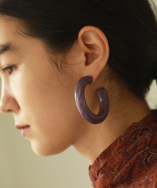 TODAYFUL（トゥデイフル）の「アクリルフープピアス（ピアス（両耳用）・レディース・ブラック/オリーブ/ラベンダー/ボルドー・FREE）」の3枚目の写真