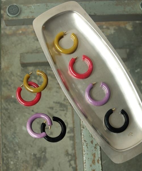 TODAYFUL（トゥデイフル）の「アクリルフープピアス（ピアス（両耳用）・レディース・ブラック/オリーブ/ラベンダー/ボルドー・FREE）」の7枚目の写真