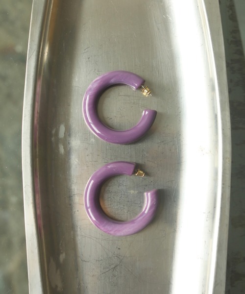 TODAYFUL（トゥデイフル）の「アクリルフープピアス（ピアス（両耳用）・レディース・ブラック/オリーブ/ラベンダー/ボルドー・FREE）」の8枚目の写真