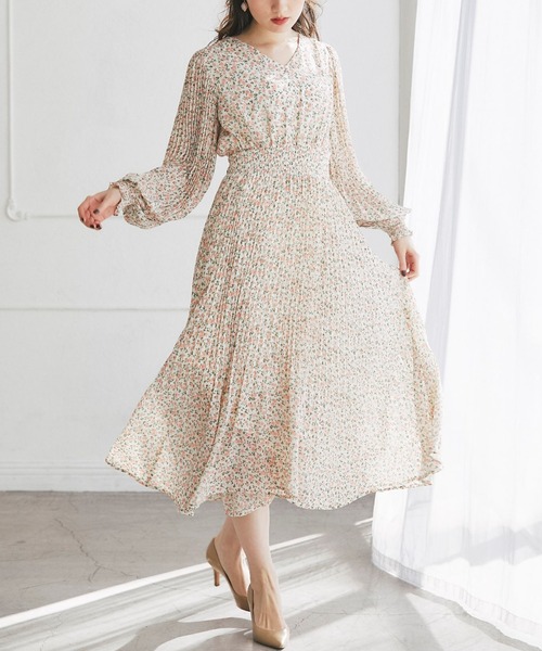 Closet トッコ ワンピース Tocco Tocco クローゼット のファッション プリーツ シャーリング切り替えフラワープリントｖネックワンピース ワンピース