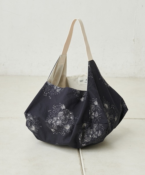 PUAL CE CIN（ピュアルセシン）の「花束プリント変形バッグ（ショルダーバッグ・レディース・ホワイト/チャコール/グレイッシュベージュ・ONE SIZE）」の3枚目の写真