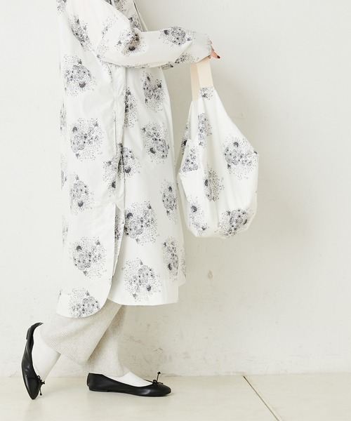 PUAL CE CIN（ピュアルセシン）の「花束プリント変形バッグ（ショルダーバッグ・レディース・ホワイト/チャコール/グレイッシュベージュ・ONE SIZE）」の9枚目の写真