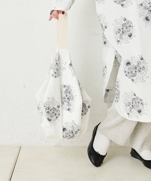 PUAL CE CIN（ピュアルセシン）の「花束プリント変形バッグ（ショルダーバッグ・レディース・ホワイト/チャコール/グレイッシュベージュ・ONE SIZE）」の17枚目の写真