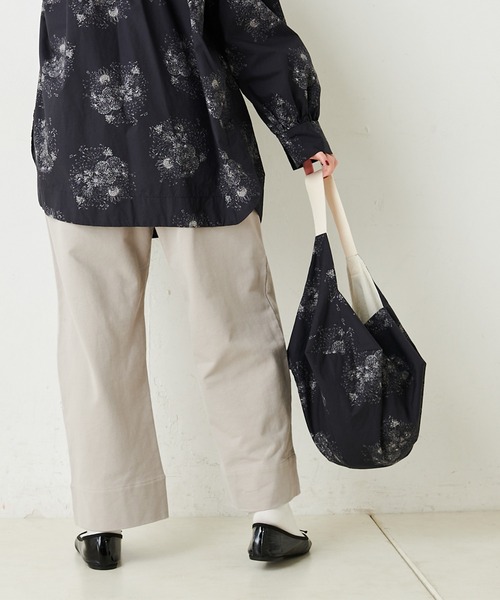 PUAL CE CIN（ピュアルセシン）の「花束プリント変形バッグ（ショルダーバッグ・レディース・ホワイト/チャコール/グレイッシュベージュ・ONE SIZE）」の11枚目の写真