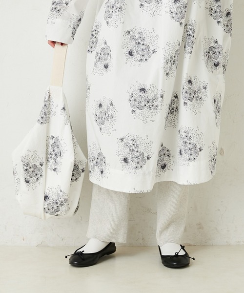 PUAL CE CIN（ピュアルセシン）の「花束プリント変形バッグ（ショルダーバッグ・レディース・ホワイト/チャコール/グレイッシュベージュ・ONE SIZE）」の5枚目の写真
