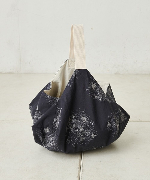 PUAL CE CIN（ピュアルセシン）の「花束プリント変形バッグ（ショルダーバッグ・レディース・ホワイト/チャコール/グレイッシュベージュ・ONE SIZE）」の8枚目の写真