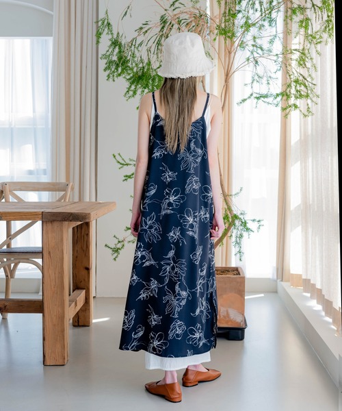 UNE MANSION(ユヌマンション)の「花柄ロングノースリーブワンピース(シャツワンピース・レディース・ブラック/ベージュ・FREE)」の4枚目の写真