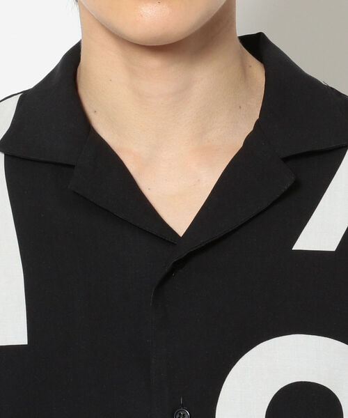 1piu1uguale3 RELAX(ウノピュウノウグァーレトレリラックス)の「1PIU1UGUALE3 RELAX/ウノピゥウノウグァーレトレ リラックス/ランダムロゴアロハシャツ/USH-21036(シャツ/ブラウス・メンズ・ブラック・MEDIUM/LARGE/X-LARGE)」の4枚目の写真