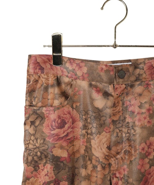 MADEMOISELLE ROPE'(マドモアゼル ロペ)の「【TEAK】フェイクレザーフラワーフレアパンツ(その他パンツ・レディース・ダークブラウン・FREE)」の2枚目の写真