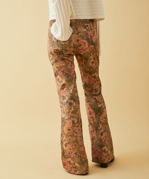 MADEMOISELLE ROPE'(マドモアゼル ロペ)の「【TEAK】フェイクレザーフラワーフレアパンツ(その他パンツ・レディース・ダークブラウン・FREE)」の4枚目の写真