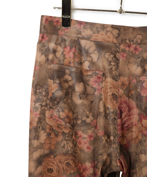 MADEMOISELLE ROPE'(マドモアゼル ロペ)の「【TEAK】フェイクレザーフラワーフレアパンツ(その他パンツ・レディース・ダークブラウン・FREE)」の11枚目の写真