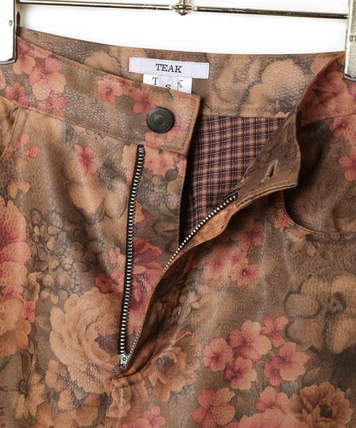 MADEMOISELLE ROPE'(マドモアゼル ロペ)の「【TEAK】フェイクレザーフラワーフレアパンツ(その他パンツ・レディース・ダークブラウン・FREE)」の13枚目の写真