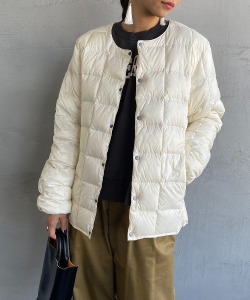 TAION（タイオン）の「【WEB限定】[TAION/タイオン] クルーネックボタンインナーダウンジャケット（ダウンジャケット/コート・レディース・ブラック/ベージュ/グレー/オフホワイト/オリーブ・M/L/XL）」の2枚目の写真