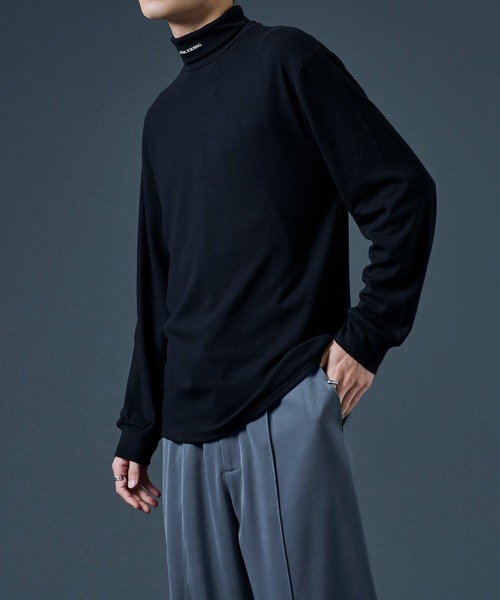 Ellno Loset（エルノロゼット）の「ネックロゴタートルロンT（Tシャツ/カットソー・メンズ・オフホワイト/ブラック・MEDIUM/LARGE）」の9枚目の写真