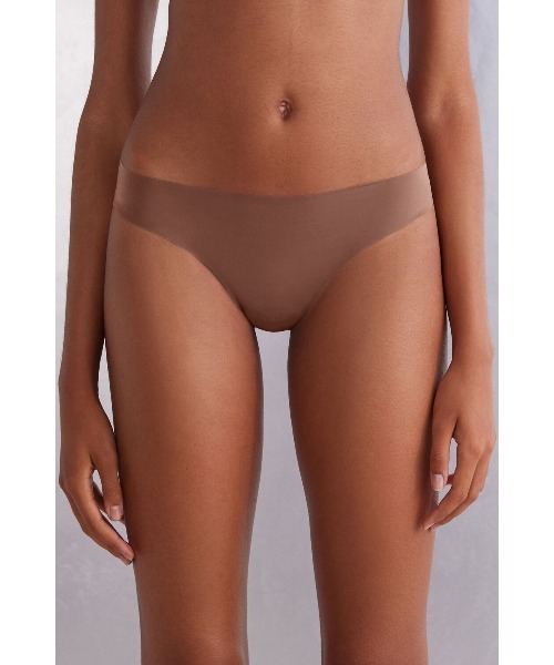 Intimissimi（インティミッシミ）の「シームレス ウルトラライト マイクロファイバー ブラジリアン 【ウェアに響きにくい・速乾・蒸れにくい・なめらかな肌ざわり】（ショーツ・レディース・ブラック/ブルー/ホワイト/ベージュ/キナリ/スカイブルー/アッシュグレー/ライトグリーン/ピンク/ライトパープル/ミント/スモークピンク/ワインレッド/グリーン/インディゴブルー/ライトカーキ/パープル/アイボリー/アーミー/グレイッシュブルー/ピンクベージュ/サーモンピンク/ダークインディゴブルー/セージグリーン/ワイン/バーガンディー/ダークベージュ/モカ/チェリーピンク/ライトブルー/ライラック/カーキ・S/L/M）」の8枚目の写真