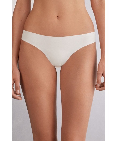 Intimissimi（インティミッシミ）の「シームレス ウルトラライト マイクロファイバー ブラジリアン 【ウェアに響きにくい・速乾・蒸れにくい・なめらかな肌ざわり】（ショーツ・レディース・ブラック/ブルー/ホワイト/ベージュ/キナリ/スカイブルー/アッシュグレー/ライトグリーン/ピンク/ライトパープル/ミント/スモークピンク/ワインレッド/グリーン/インディゴブルー/ライトカーキ/パープル/アイボリー/アーミー/グレイッシュブルー/ピンクベージュ/サーモンピンク/ダークインディゴブルー/セージグリーン/ワイン/バーガンディー/ダークベージュ/モカ/チェリーピンク/ライトブルー/ライラック/カーキ・S/L/M）」の3枚目の写真