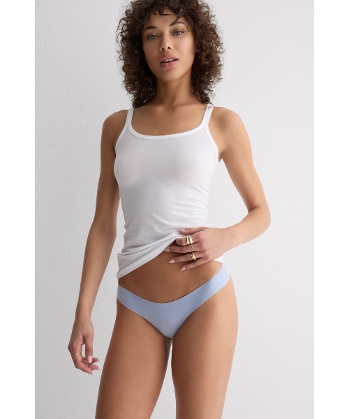 Intimissimi（インティミッシミ）の「シームレス ウルトラライト マイクロファイバー ブラジリアン 【ウェアに響きにくい・速乾・蒸れにくい・なめらかな肌ざわり】（ショーツ・レディース・ブラック/ブルー/ホワイト/ベージュ/キナリ/スカイブルー/アッシュグレー/ライトグリーン/ピンク/ライトパープル/ミント/スモークピンク/ワインレッド/グリーン/インディゴブルー/ライトカーキ/パープル/アイボリー/アーミー/グレイッシュブルー/ピンクベージュ/サーモンピンク/ダークインディゴブルー/セージグリーン/ワイン/バーガンディー/ダークベージュ/モカ/チェリーピンク/ライトブルー/ライラック/カーキ・S/L/M）」の16枚目の写真