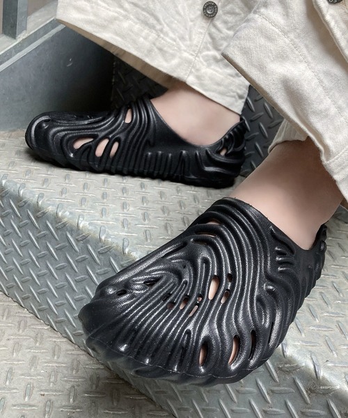 Figments（フィグメンツ）の「エンボスシューズ（スリッポン・レディース・ブラック/オフホワイト・SMALL/LARGE/MEDIUM）」の2枚目の写真