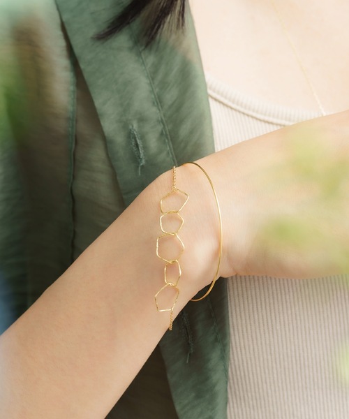 ANOH（アノー）の「レイヤードフープチェーンバングル（バングル/リストバンド・レディース・シルバー/ゴールド・FREE）」の2枚目の写真
