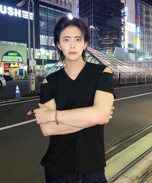 ADRER（アドラー）の「shoulder slit Vneck-T /ショルダースリットVネックTシャツ（Tシャツ/カットソー・メンズ・ホワイト/ブラック・SMALL/MEDIUM/LARGE/X-SMALL）」の6枚目の写真