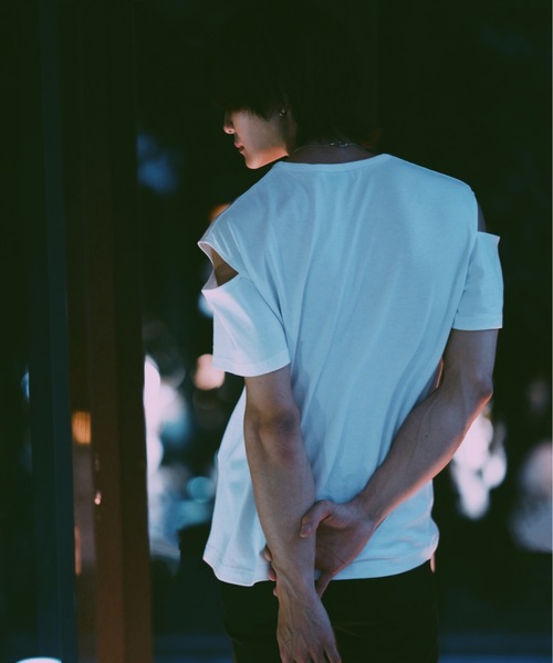 ADRER（アドラー）の「shoulder slit Vneck-T /ショルダースリットVネックTシャツ（Tシャツ/カットソー・メンズ・ホワイト/ブラック・SMALL/MEDIUM/LARGE/X-SMALL）」の14枚目の写真