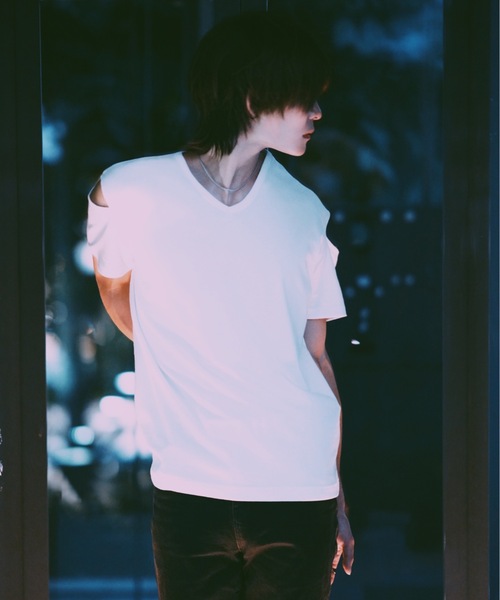 ADRER（アドラー）の「shoulder slit Vneck-T /ショルダースリットVネックTシャツ（Tシャツ/カットソー・メンズ・ホワイト/ブラック・SMALL/MEDIUM/LARGE/X-SMALL）」の13枚目の写真