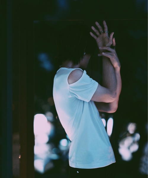 ADRER（アドラー）の「shoulder slit Vneck-T /ショルダースリットVネックTシャツ（Tシャツ/カットソー・メンズ・ホワイト/ブラック・SMALL/MEDIUM/LARGE/X-SMALL）」の15枚目の写真