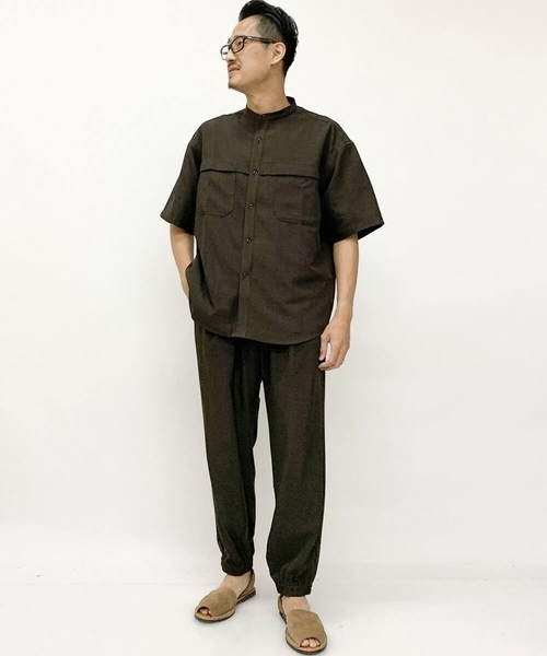 a.v.v（アーヴェヴェ）の「Wポケットワイドシルエットバンドカラーシャツ（セットアップ対応）（シャツ/ブラウス・メンズ・ブラック/ブラウン・46/48）」の3枚目の写真