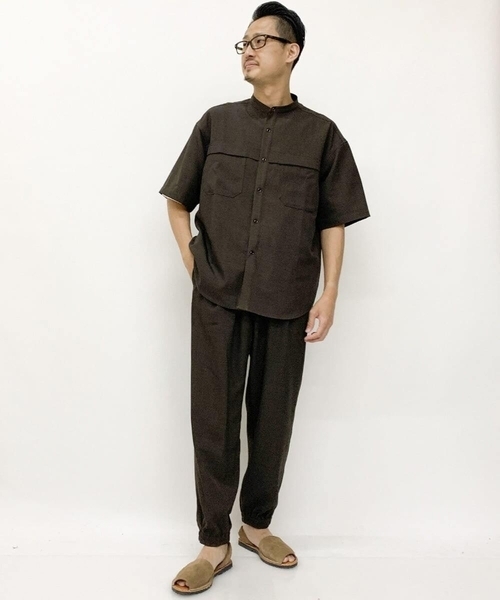 a.v.v（アーヴェヴェ）の「Wポケットワイドシルエットバンドカラーシャツ（セットアップ対応）（シャツ/ブラウス・メンズ・ブラック/ブラウン・46/48）」の4枚目の写真