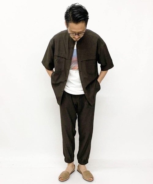 a.v.v（アーヴェヴェ）の「Wポケットワイドシルエットバンドカラーシャツ（セットアップ対応）（シャツ/ブラウス・メンズ・ブラック/ブラウン・46/48）」の5枚目の写真