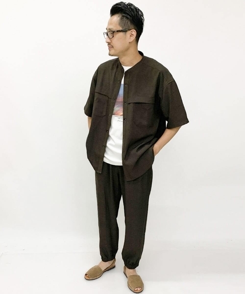 a.v.v（アーヴェヴェ）の「Wポケットワイドシルエットバンドカラーシャツ（セットアップ対応）（シャツ/ブラウス・メンズ・ブラック/ブラウン・46/48）」の6枚目の写真