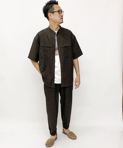 a.v.v（アーヴェヴェ）の「Wポケットワイドシルエットバンドカラーシャツ（セットアップ対応）（シャツ/ブラウス・メンズ・ブラック/ブラウン・46/48）」の7枚目の写真